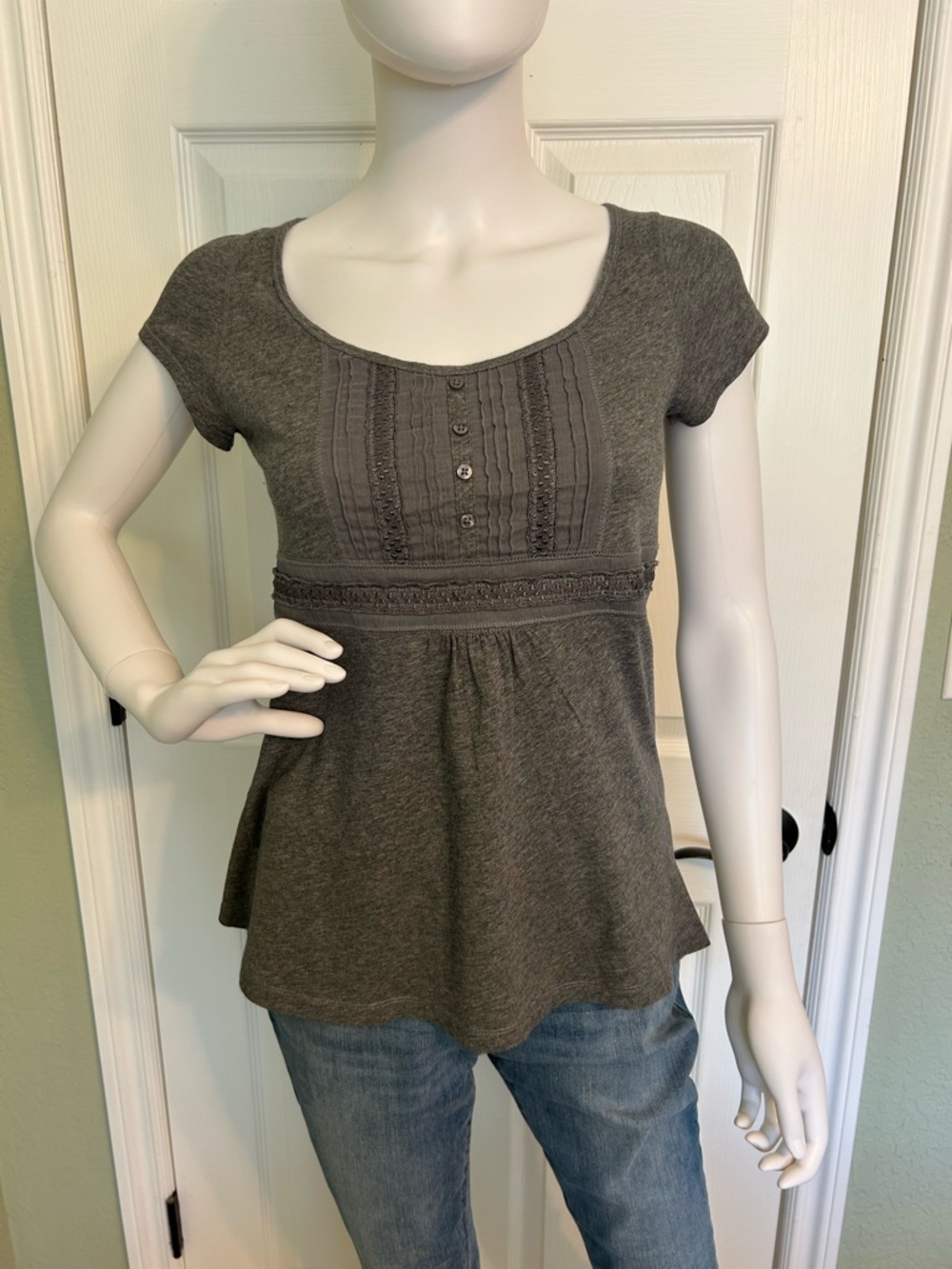 LOFT Gray Short Sleeve Scoop Neck Peplum Top